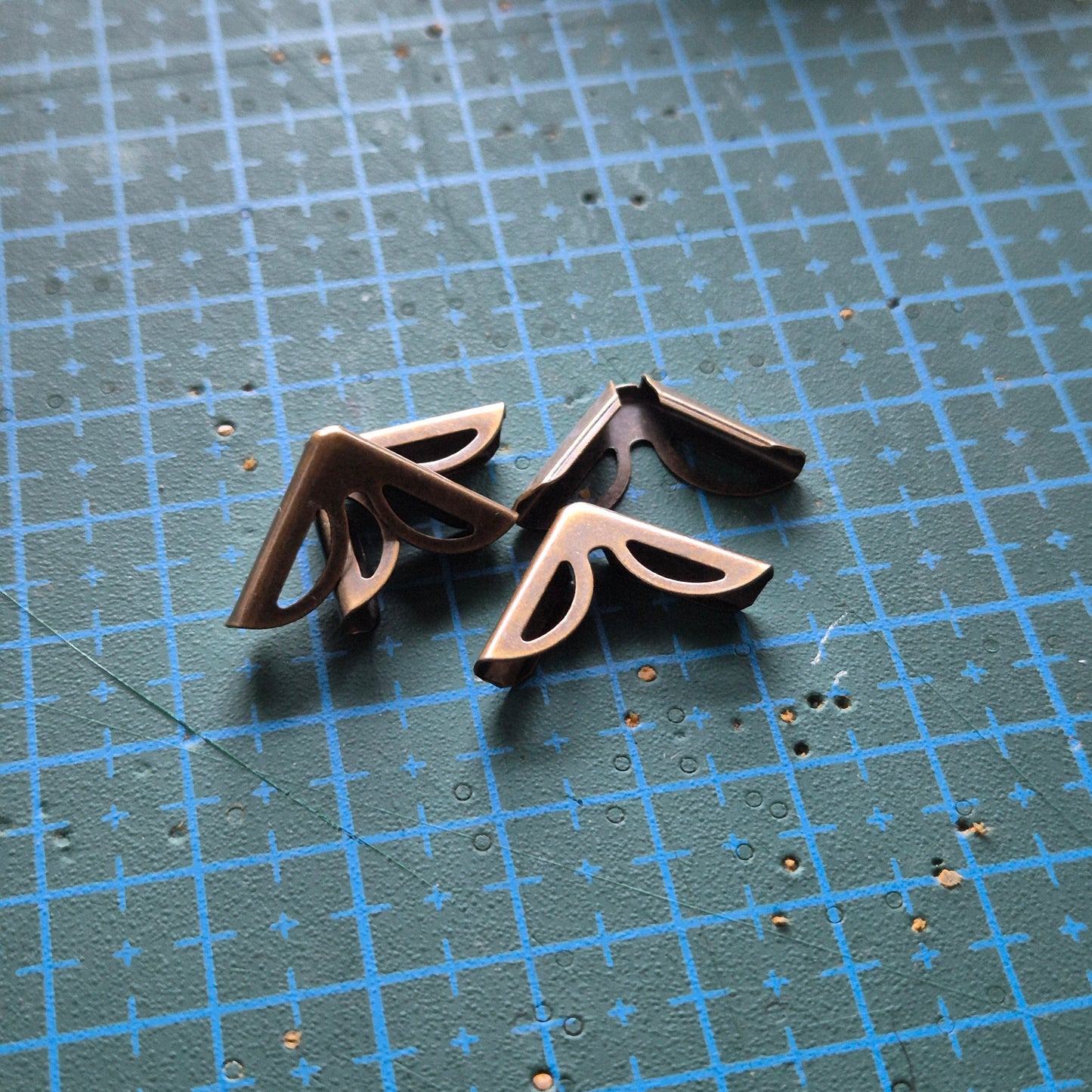 15mm Apsauginiai kampai meniu, knygoms ar kitiems kampuotiems leidiniams