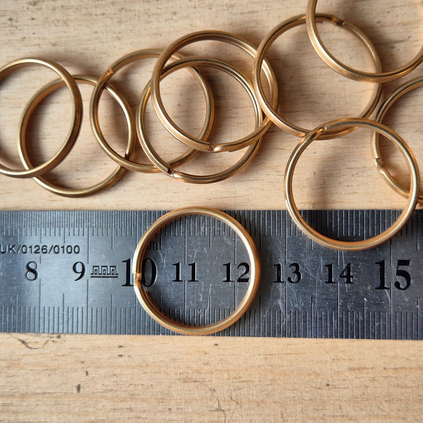 Rakto žiedas matinio aukso spalvos 22mm skersmens