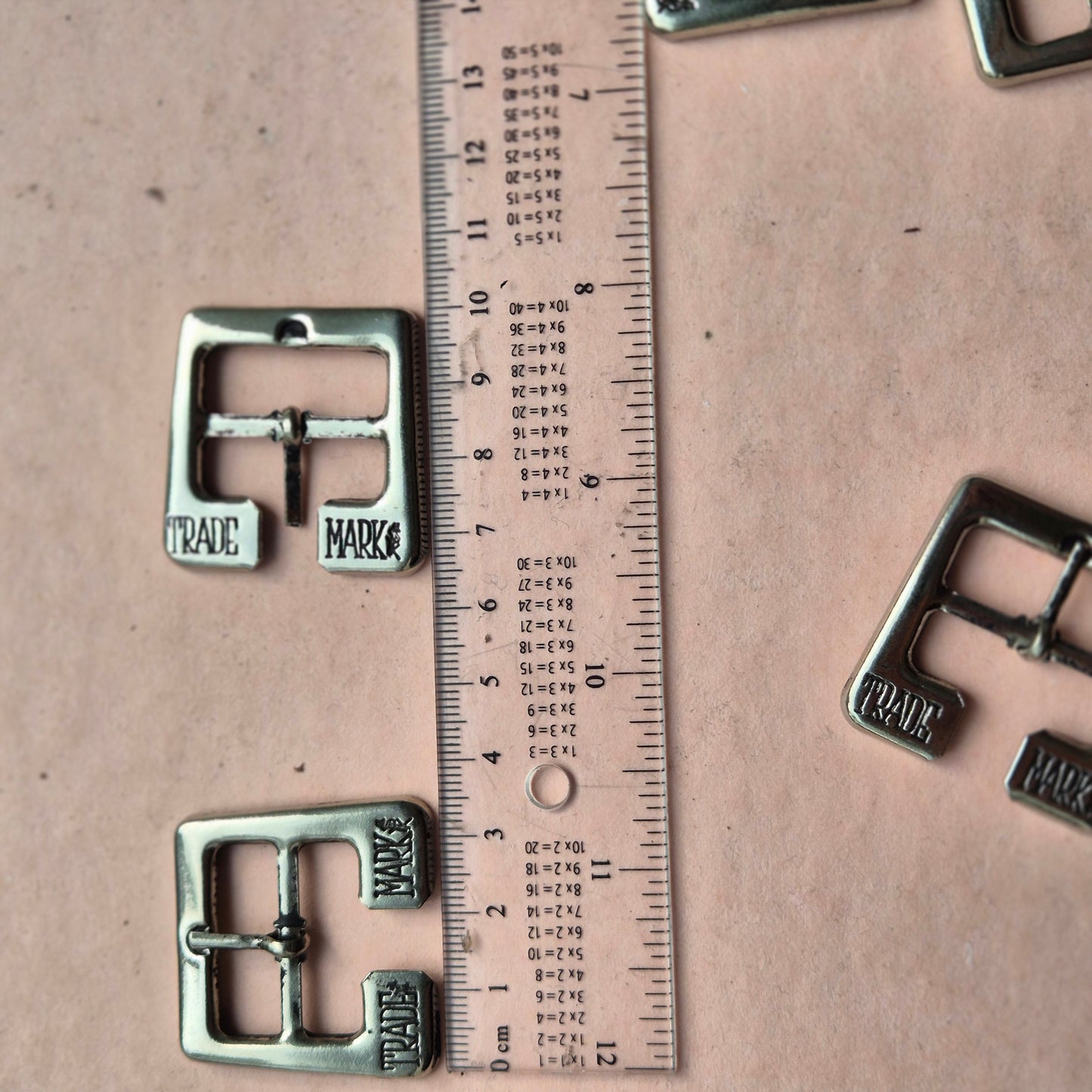 Dekoratyvi sagtis štampuota nikelio spalvos 25mm