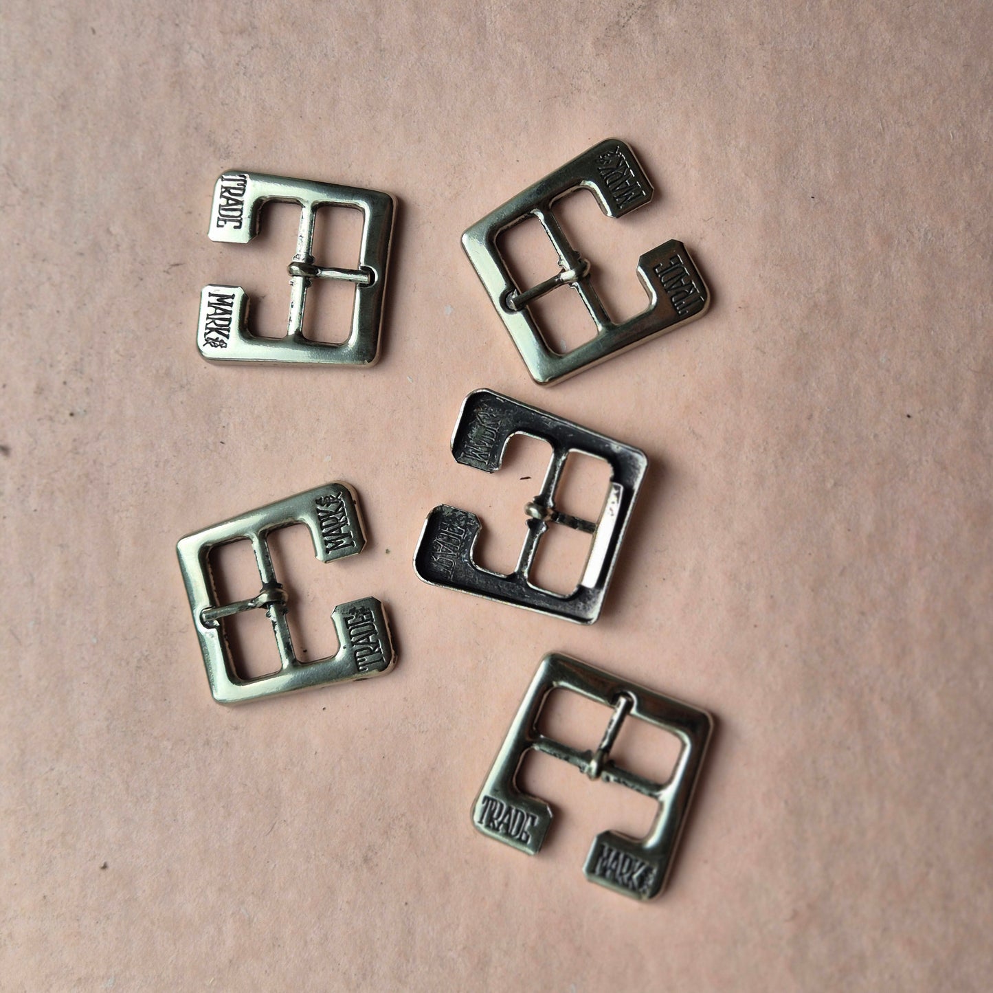 Dekoratyvi sagtis štampuota nikelio spalvos 25mm