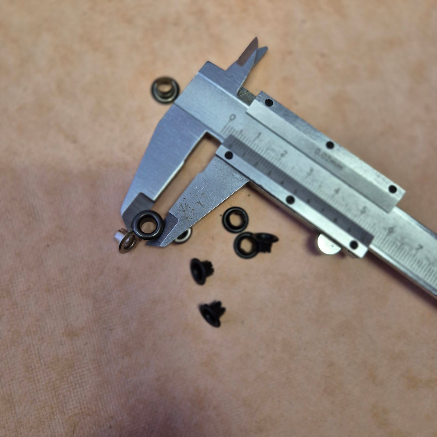 Akutės 5x5mm, nikelio, juodintos ir anoduotos