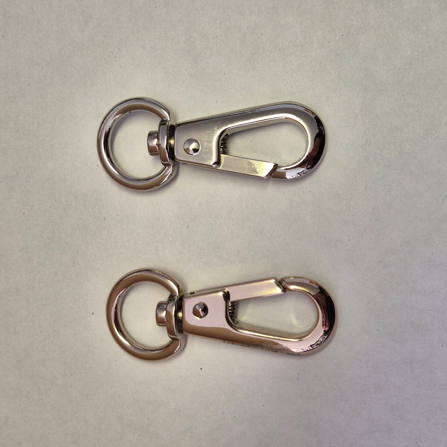 Karabinai 15 mm diržui