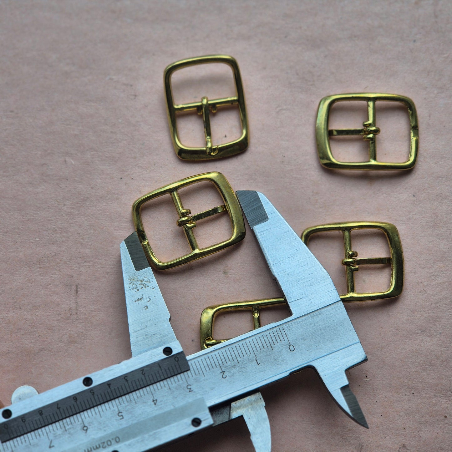 Sagtis basutėms 18mm aukso spalvos