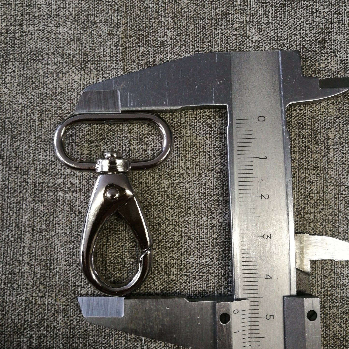Karabinai 25mm juodinti