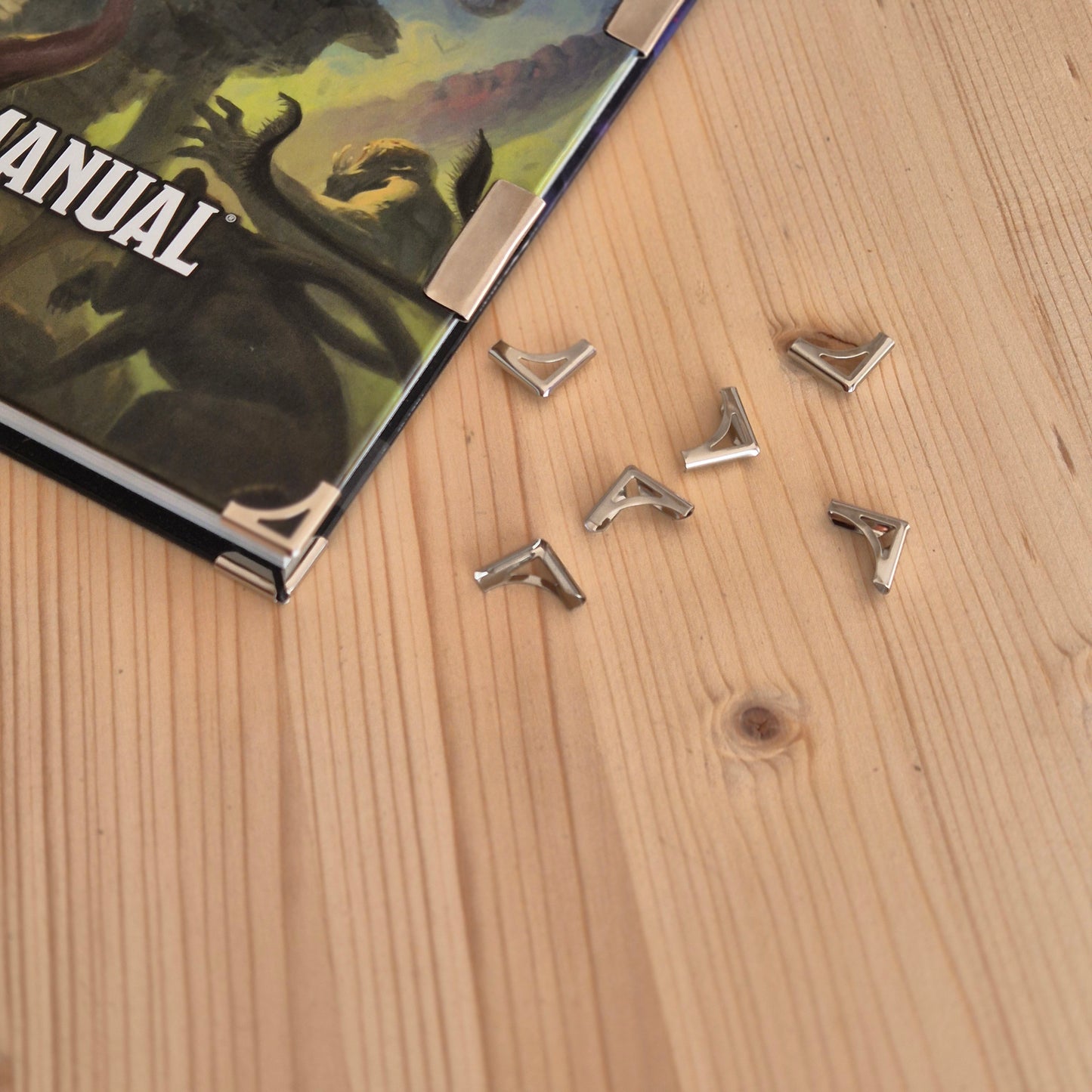 15mm Apsauginiai kampai meniu, knygoms ar kitiems kampuotiems leidiniams