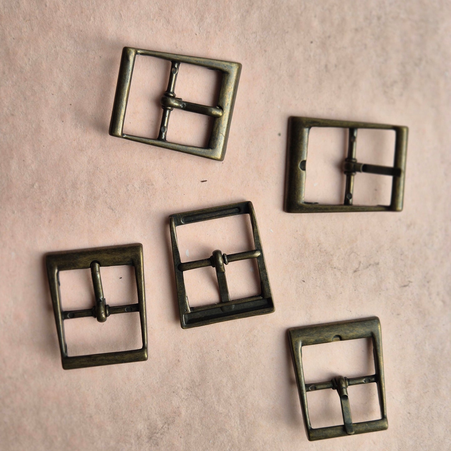 Dekoratyvi sagtis lieta 25mm bronzos spalvos