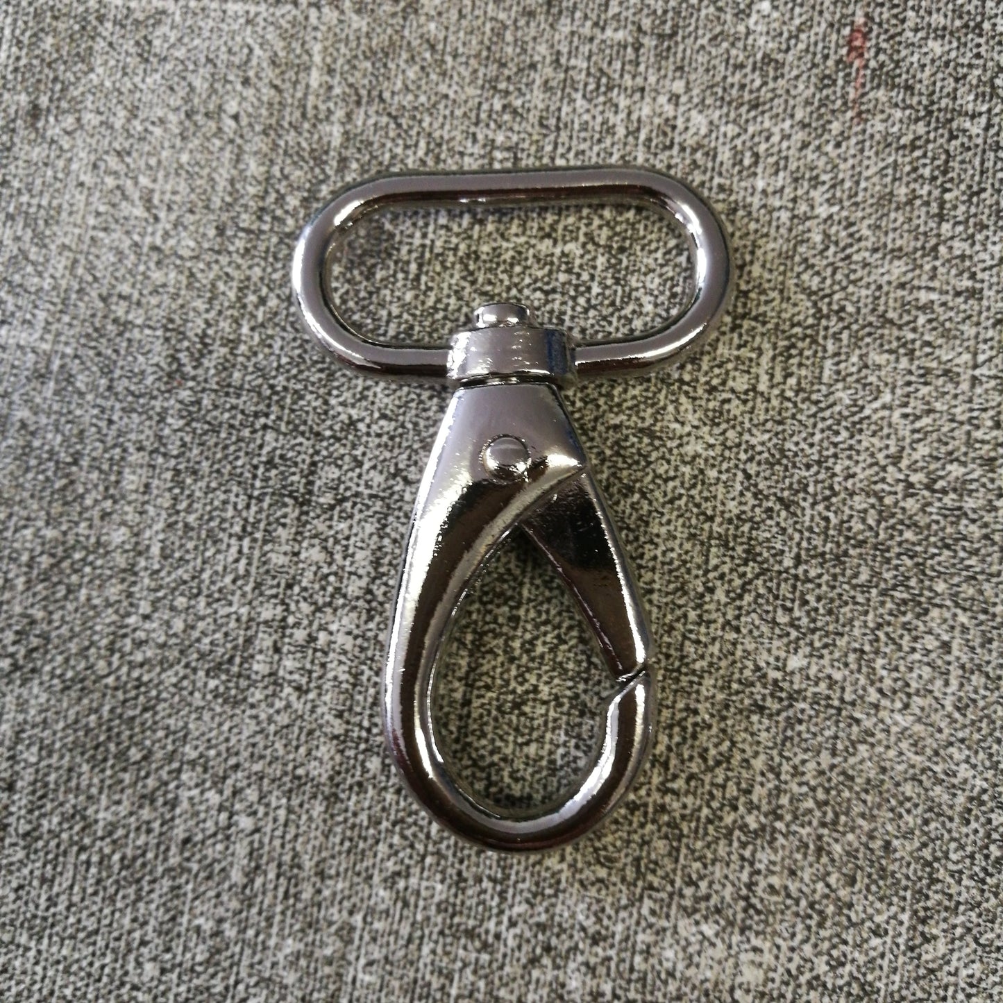 Karabinai 25mm juodinti