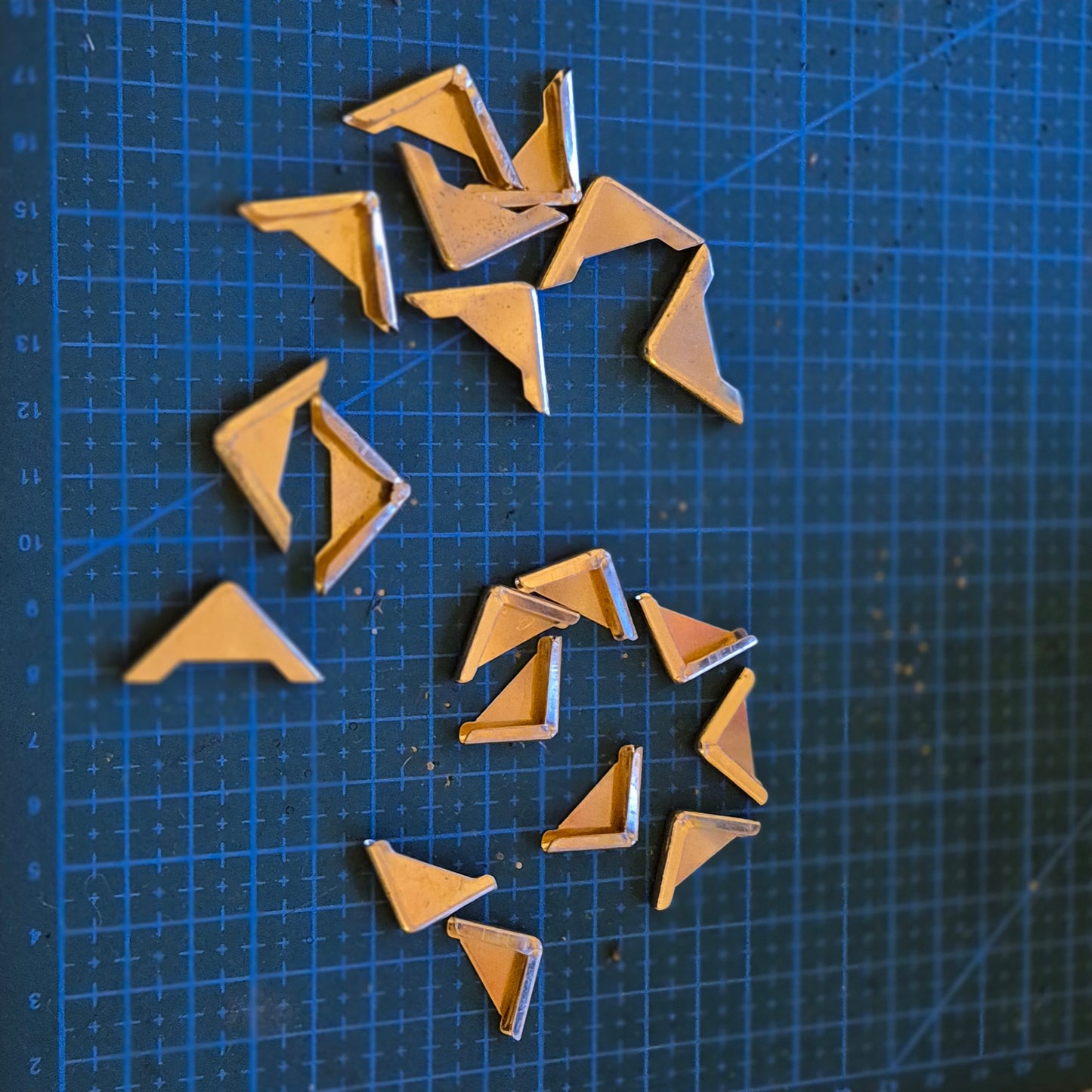 22mm ir 16mm Apsauginiai kampai meniu, knygoms ar kitiems kampuotiems leidiniams