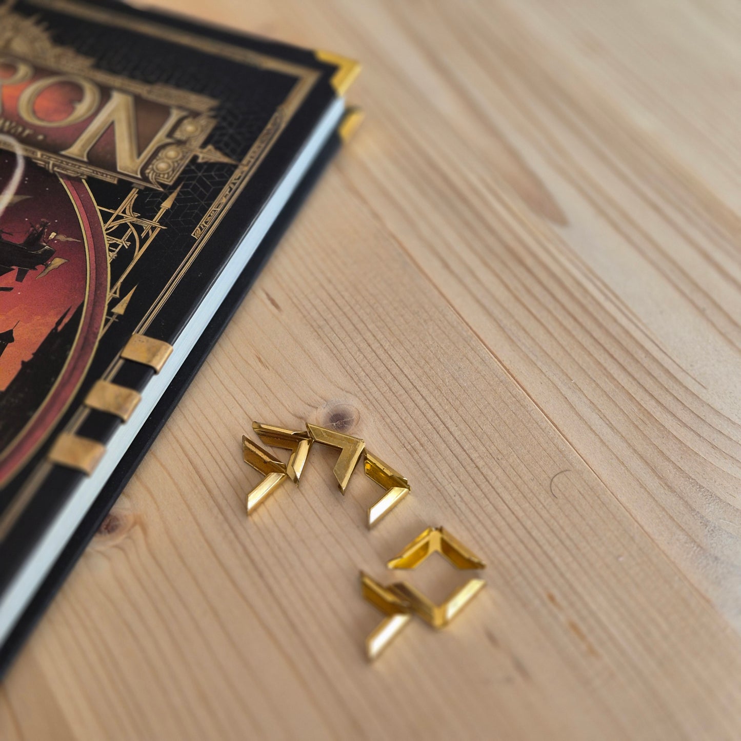 15mm Aukso spalvos apsauginiai kampai meniu, knygoms ar kitiems kampuotiems leidiniams