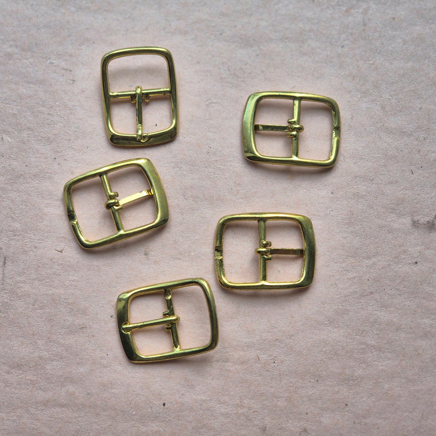 Sagtis basutėms 18mm aukso spalvos