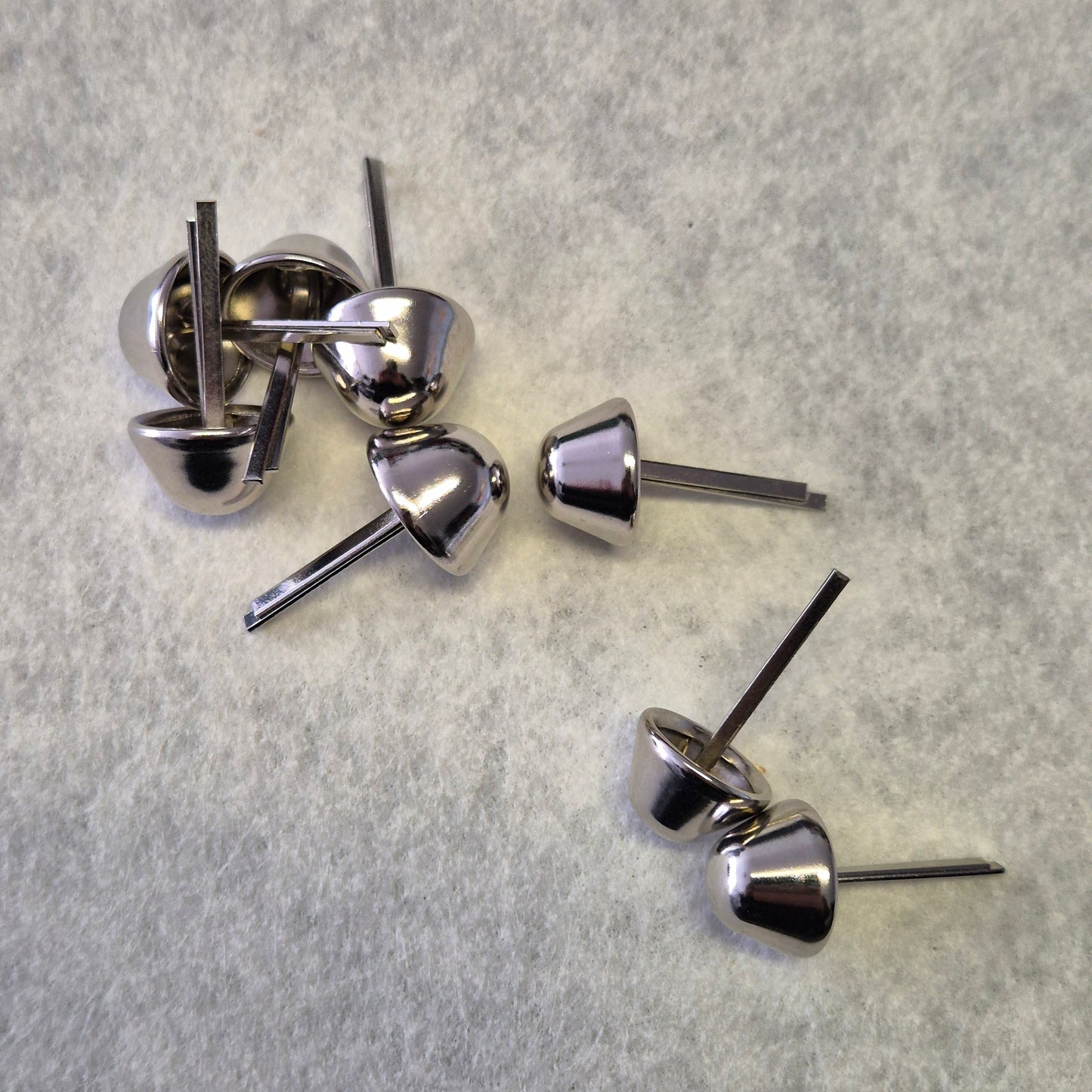 Didelės rankinės ar lagamino dugno kojelės