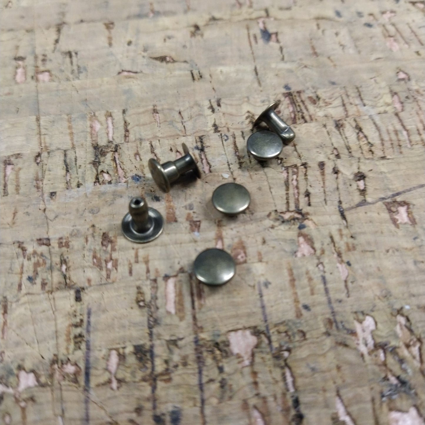 Kniedės  įv. sp. 7x3x8mm vienpusės  (100vnt.)