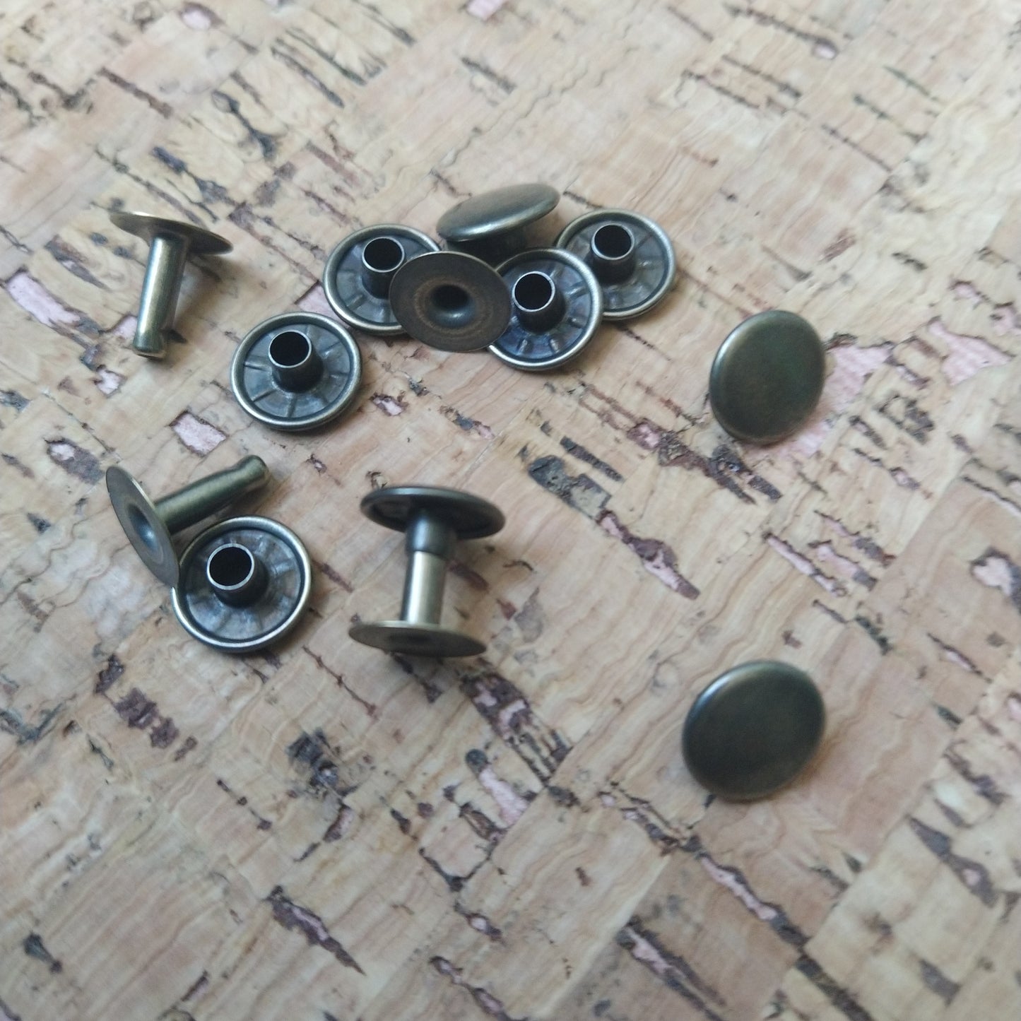 Kniedės 11x3x7.5mm vienpusės (100vnt.)