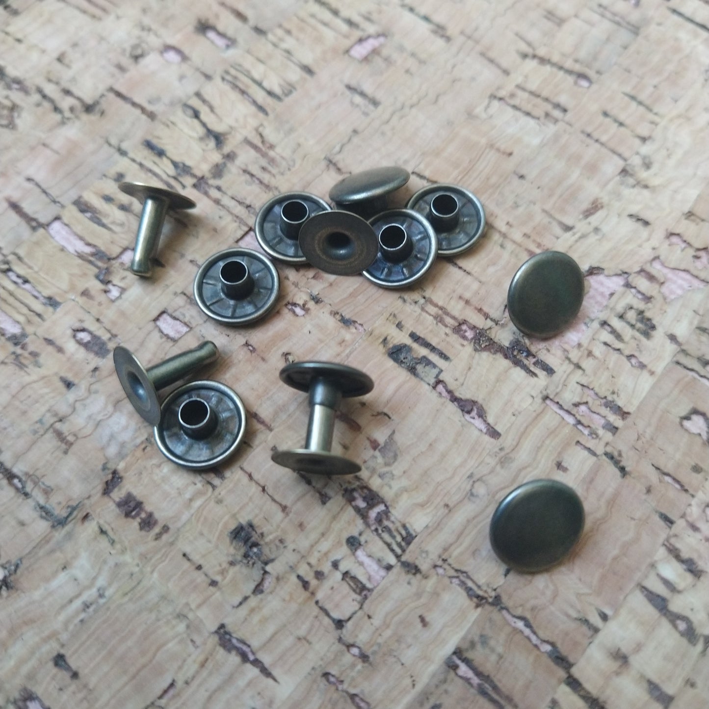 Kniedės 10x3x10mm vienpusės  (100vnt.)