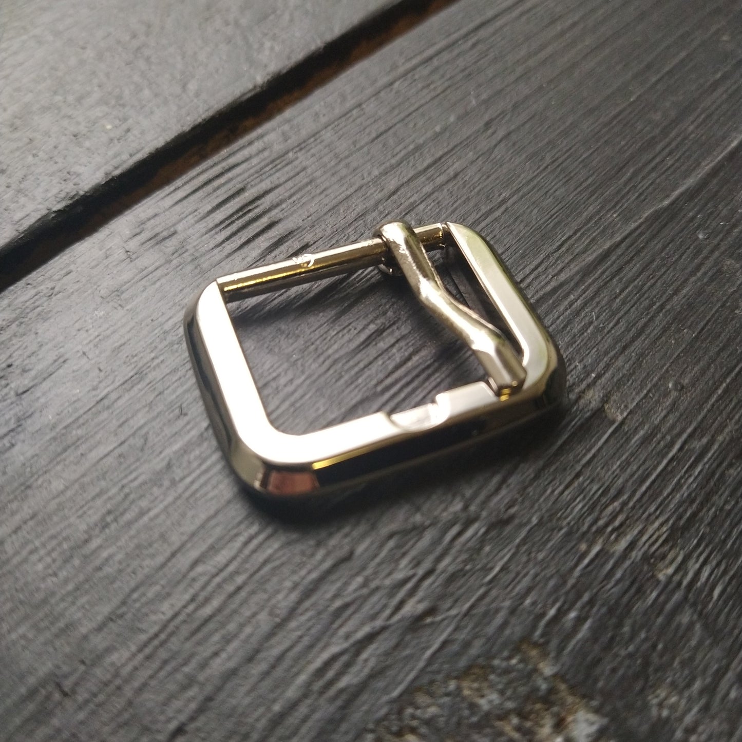 Sagtis diržui 25mm, nikelio spalvos