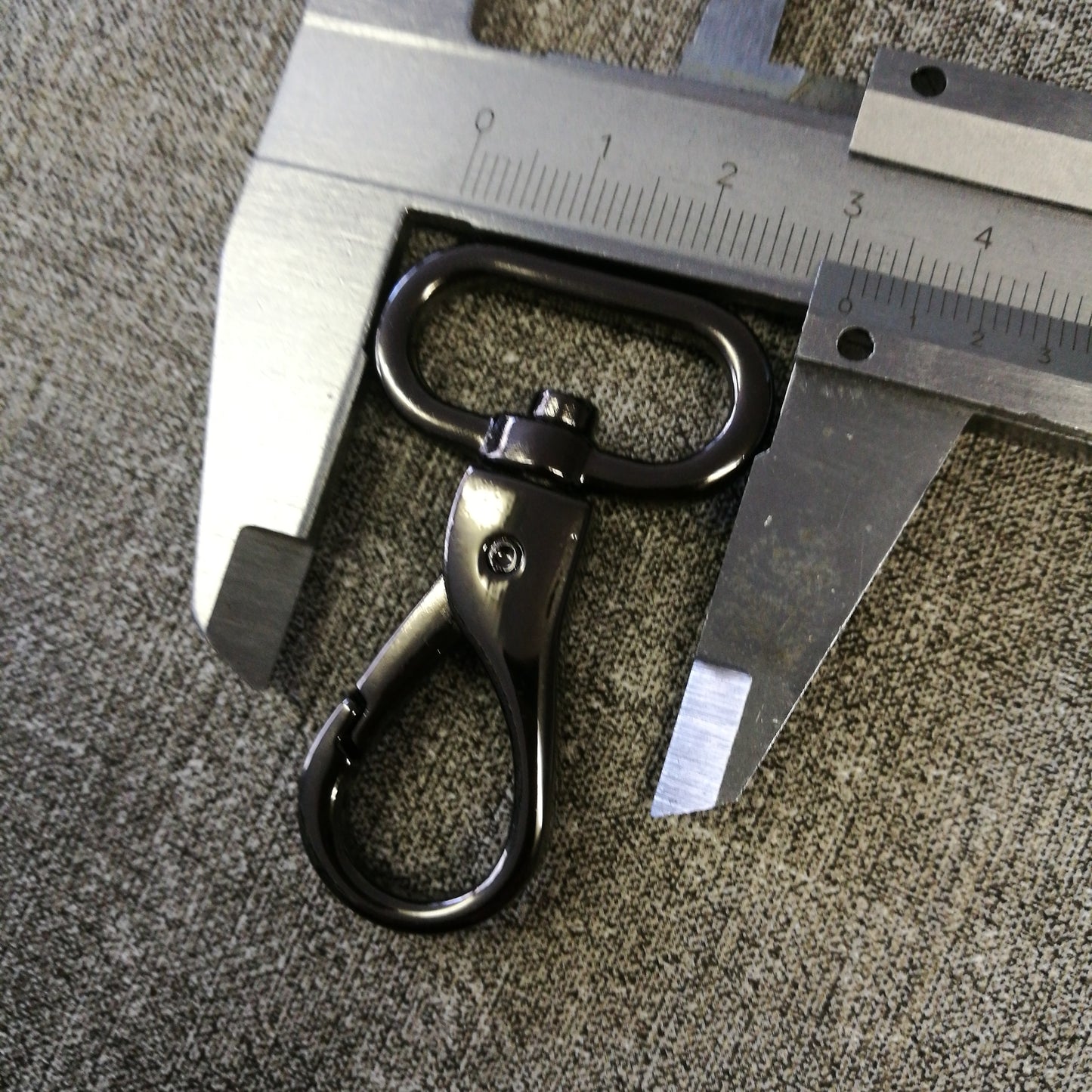 Karabinai juodinti 25 mm