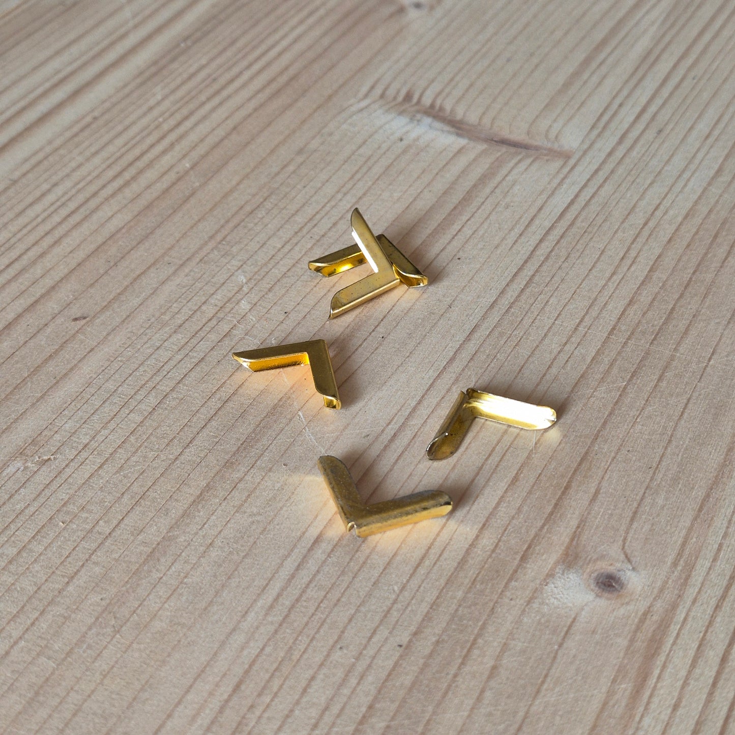 15mm Aukso spalvos apsauginiai kampai meniu, knygoms ar kitiems kampuotiems leidiniams