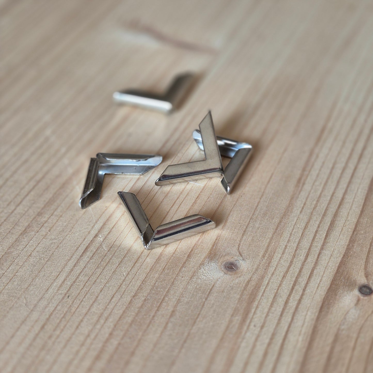 20mm Apsauginiai kampai meniu, knygoms ar kitiems kampuotiems leidiniams