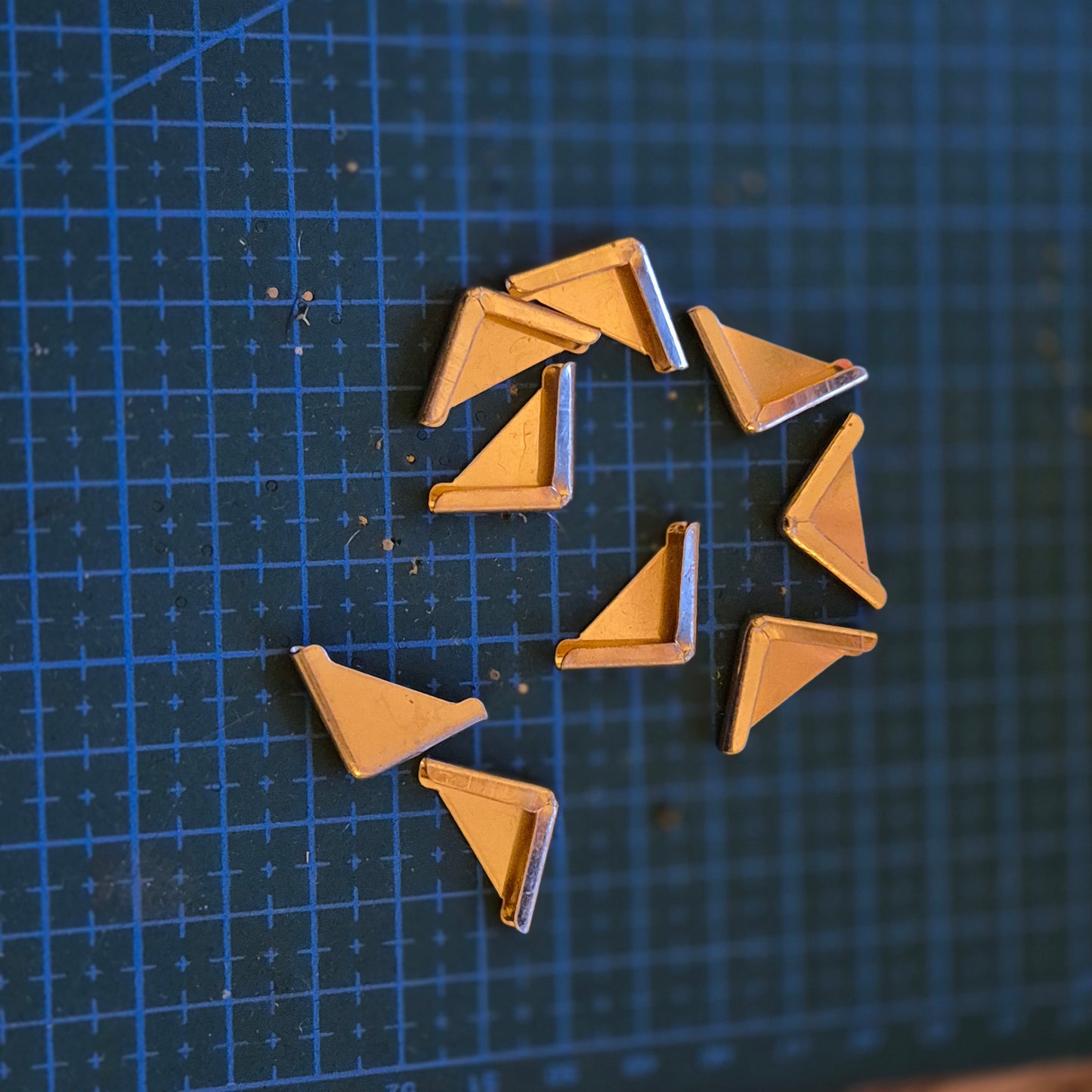 22mm ir 16mm Apsauginiai kampai meniu, knygoms ar kitiems kampuotiems leidiniams