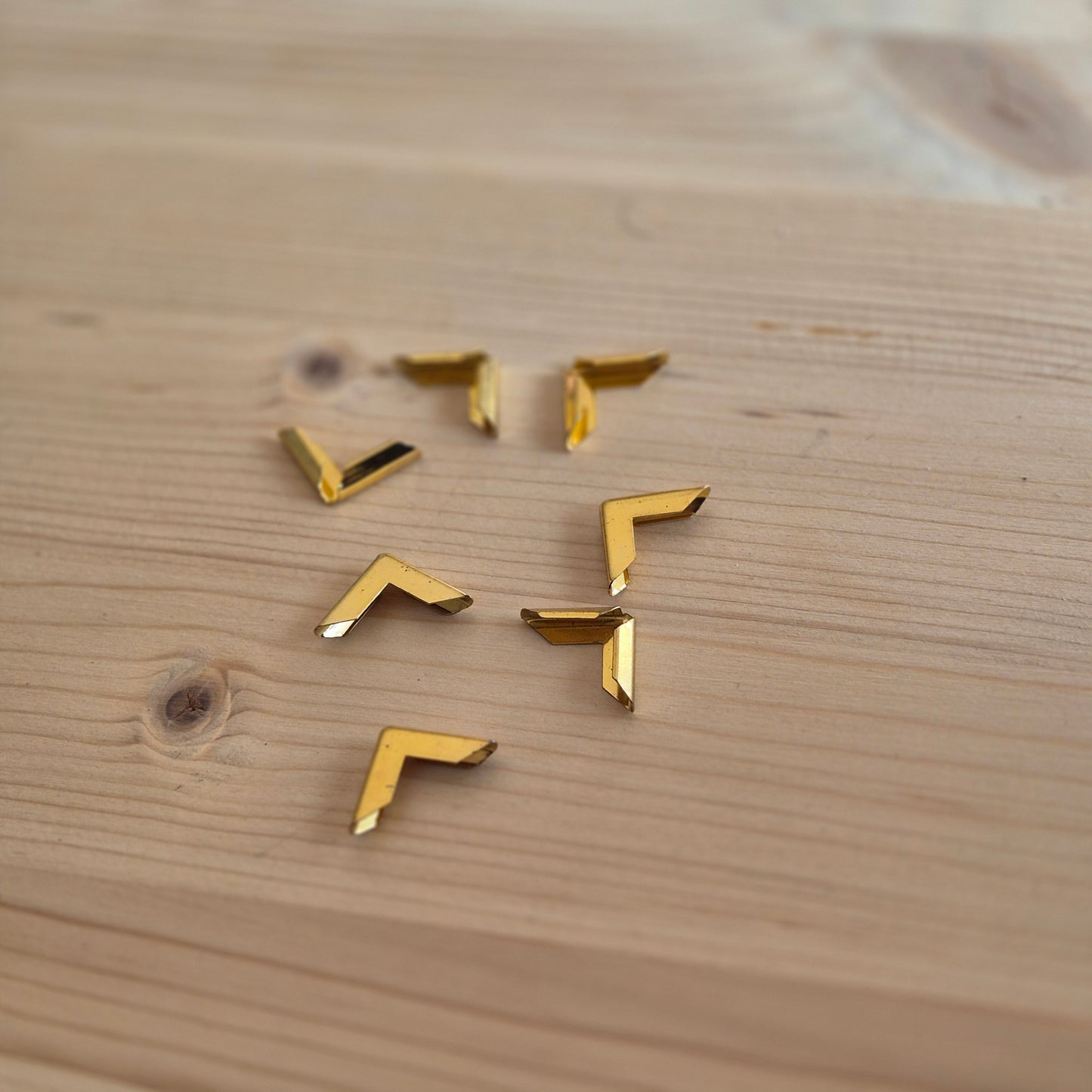 15mm Aukso spalvos apsauginiai kampai meniu, knygoms ar kitiems kampuotiems leidiniams