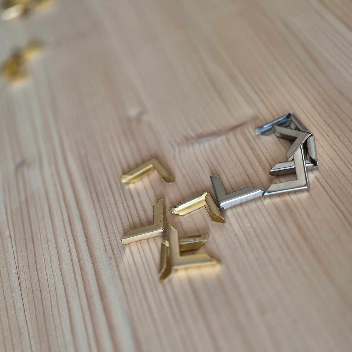 20mm Apsauginiai kampai meniu, knygoms ar kitiems kampuotiems leidiniams