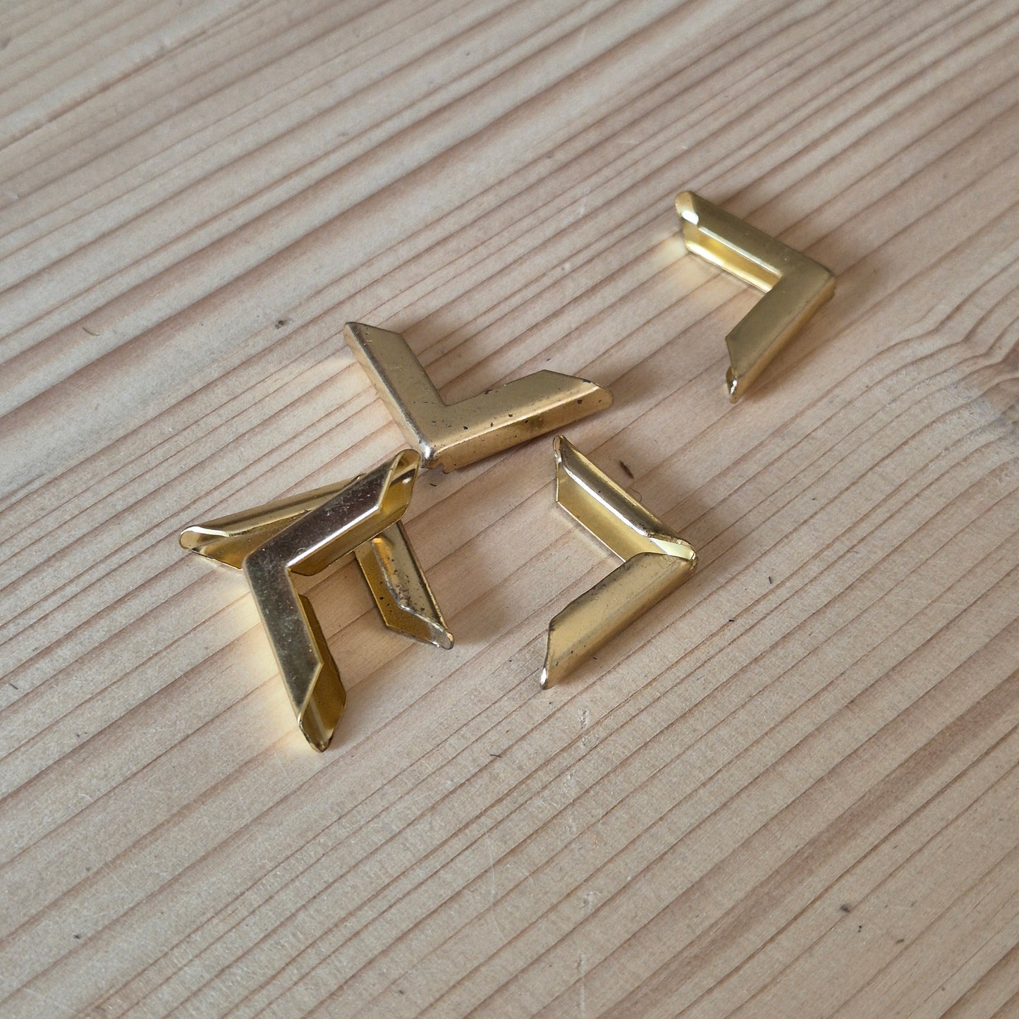 28mm Apsauginiai kampai meniu, knygoms ar kitiems kampuotiems leidiniams