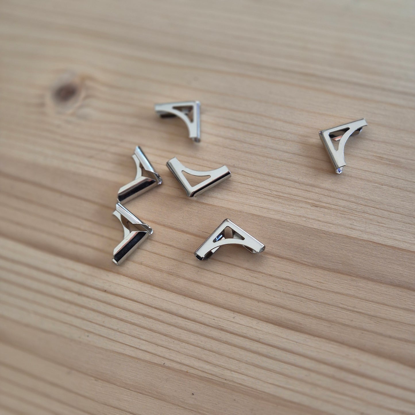 15mm Apsauginiai kampai meniu, knygoms ar kitiems kampuotiems leidiniams