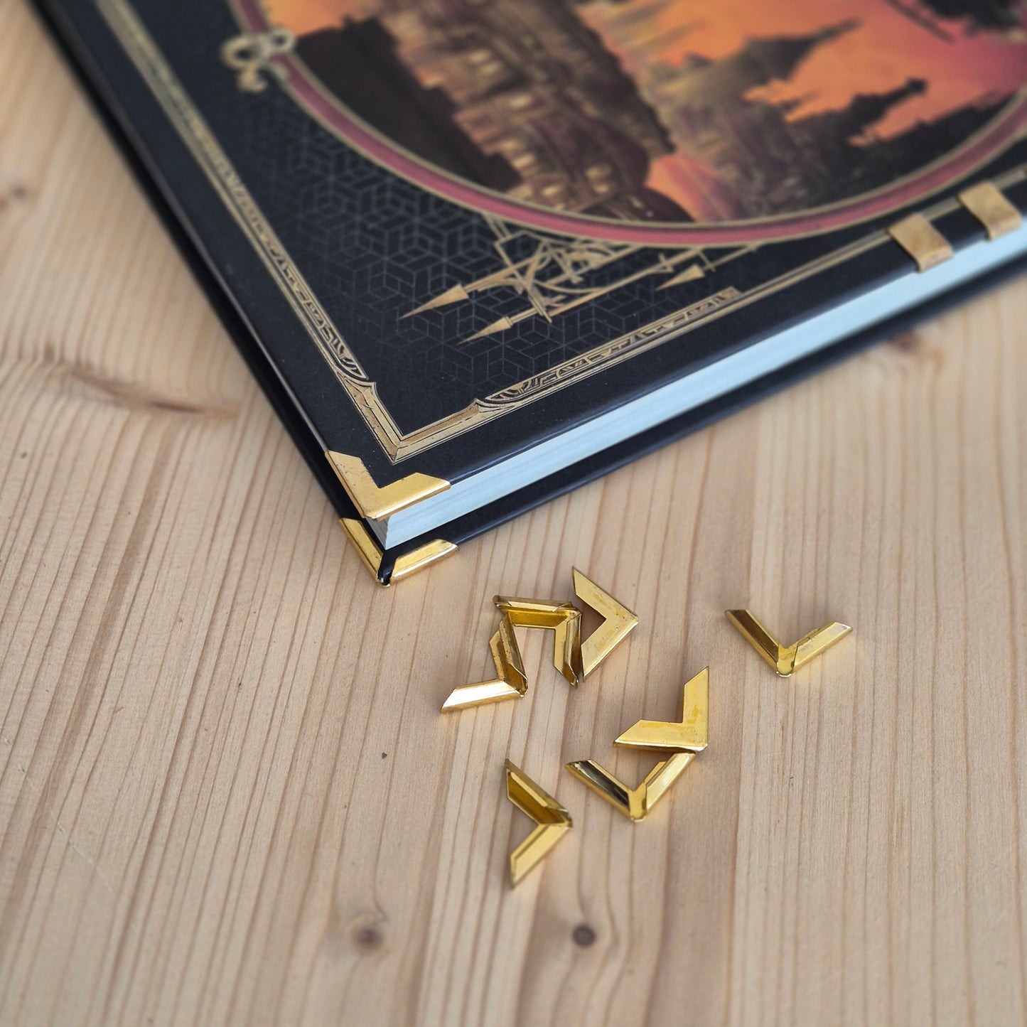 15mm Aukso spalvos apsauginiai kampai meniu, knygoms ar kitiems kampuotiems leidiniams