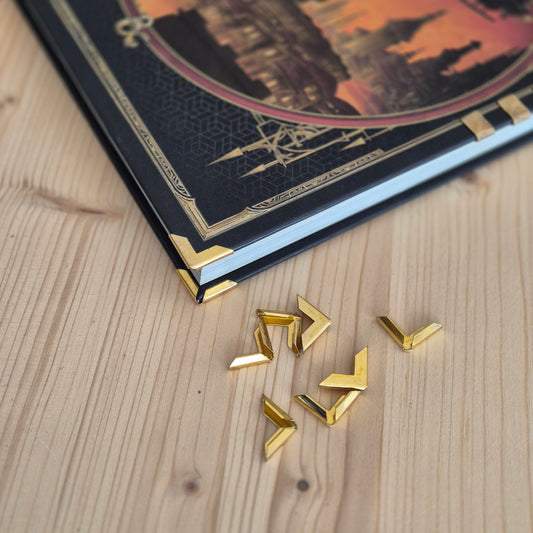 15mm Aukso spalvos apsauginiai kampai meniu, knygoms ar kitiems kampuotiems leidiniams