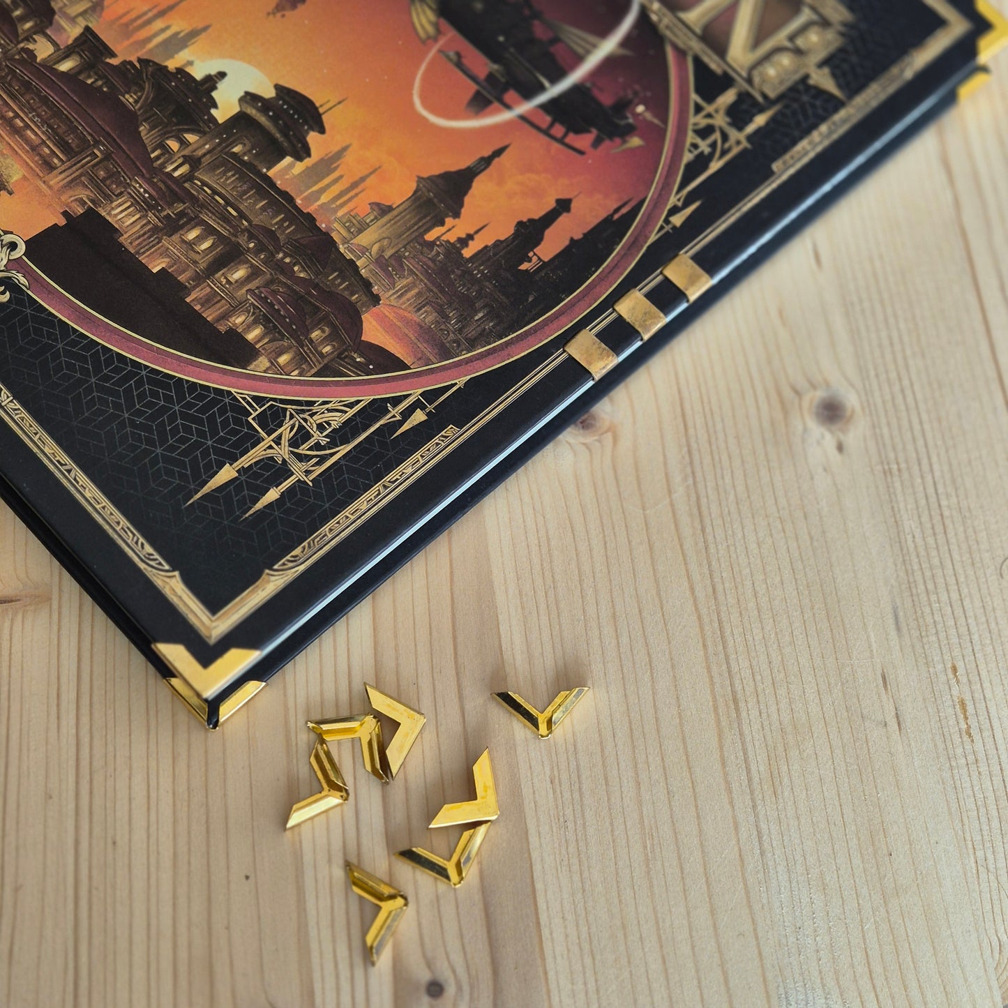 15mm Aukso spalvos apsauginiai kampai meniu, knygoms ar kitiems kampuotiems leidiniams