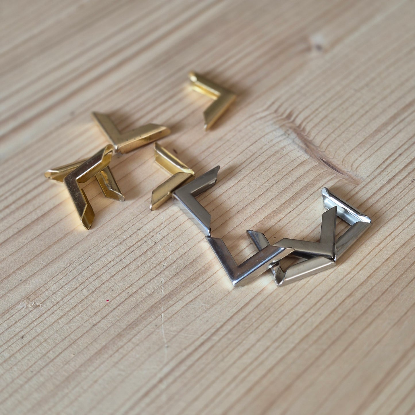 20mm Apsauginiai kampai meniu, knygoms ar kitiems kampuotiems leidiniams