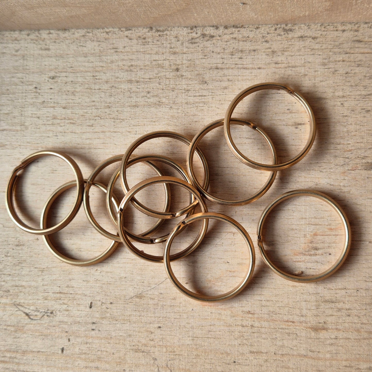 Rakto žiedas matinio aukso spalvos 22mm skersmens