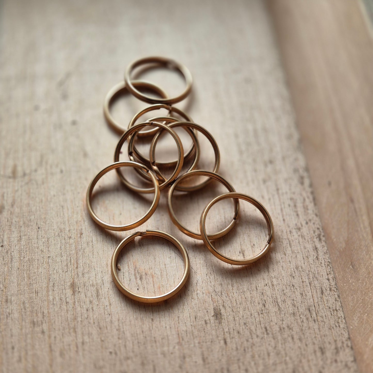 Rakto žiedas matinio aukso spalvos 22mm skersmens