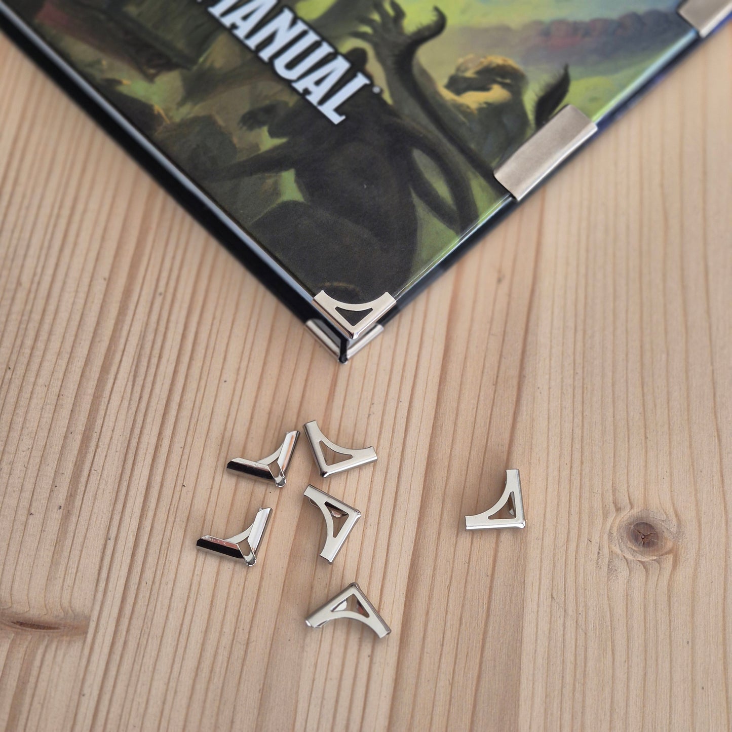 15mm Apsauginiai kampai meniu, knygoms ar kitiems kampuotiems leidiniams