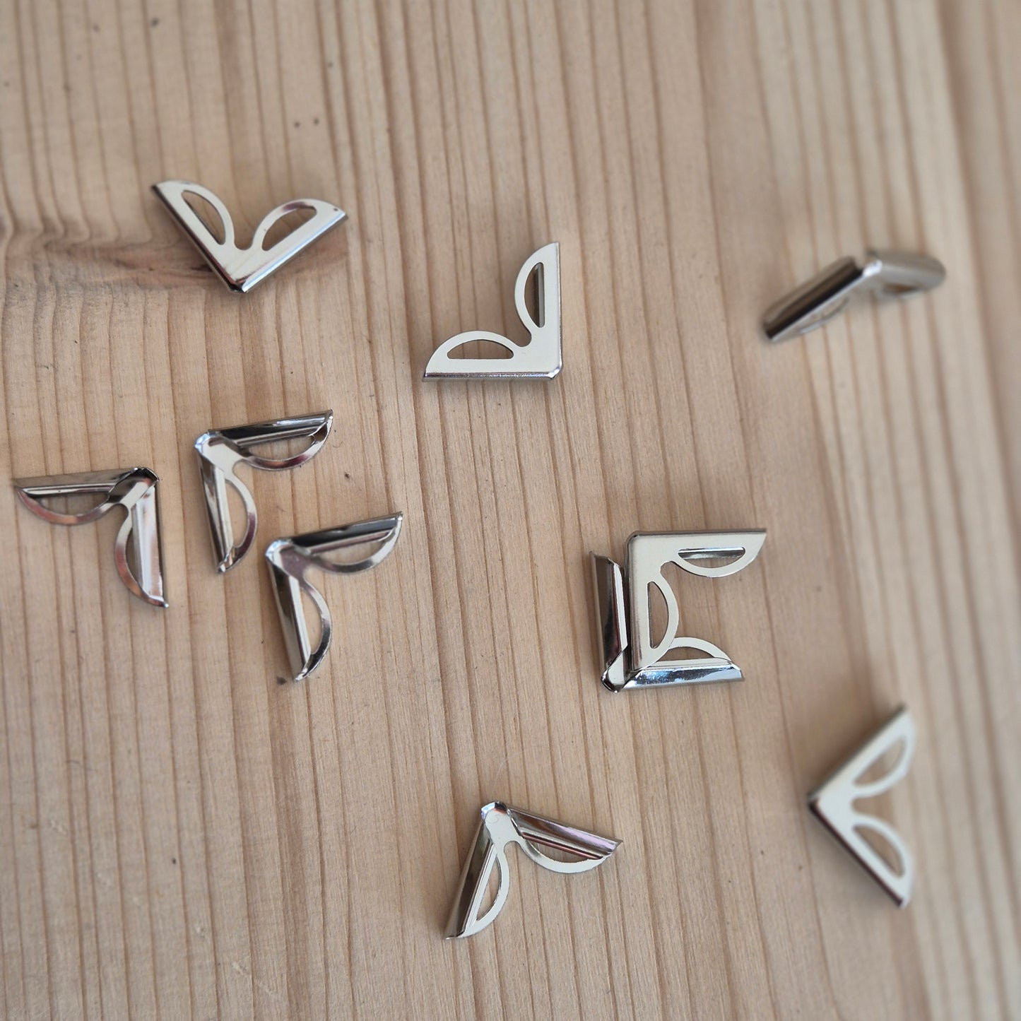 15mm Apsauginiai kampai meniu, knygoms ar kitiems kampuotiems leidiniams