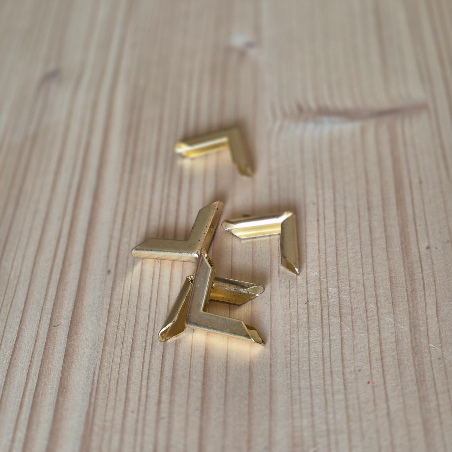 28mm Apsauginiai kampai meniu, knygoms ar kitiems kampuotiems leidiniams