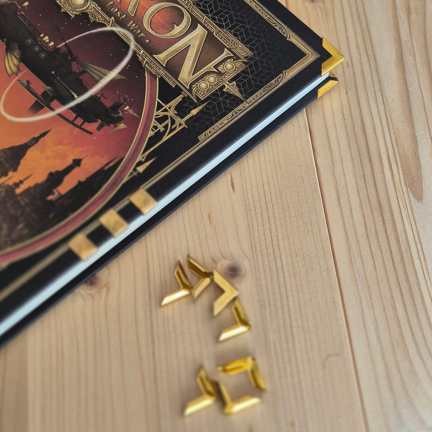 15mm Aukso spalvos apsauginiai kampai meniu, knygoms ar kitiems kampuotiems leidiniams