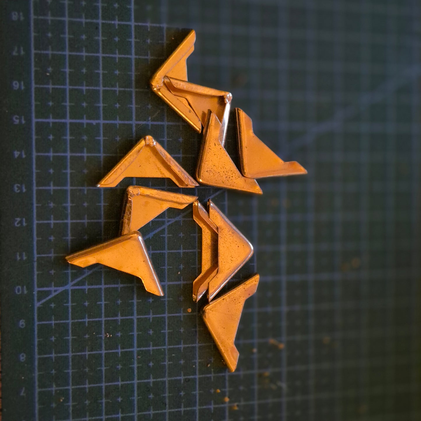 22mm ir 16mm Apsauginiai kampai meniu, knygoms ar kitiems kampuotiems leidiniams