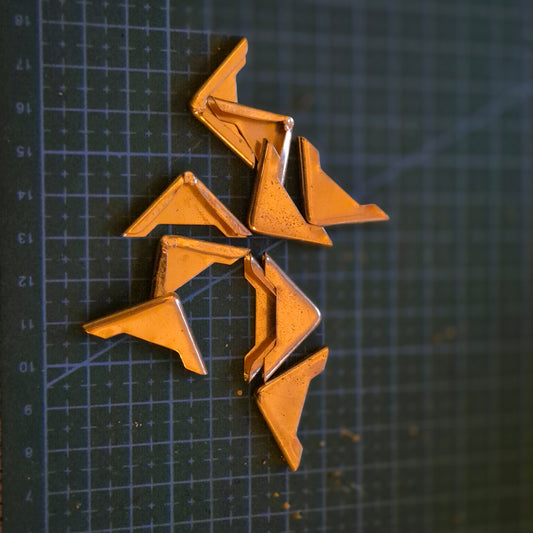 22mm ir 16mm Apsauginiai kampai meniu, knygoms ar kitiems kampuotiems leidiniams