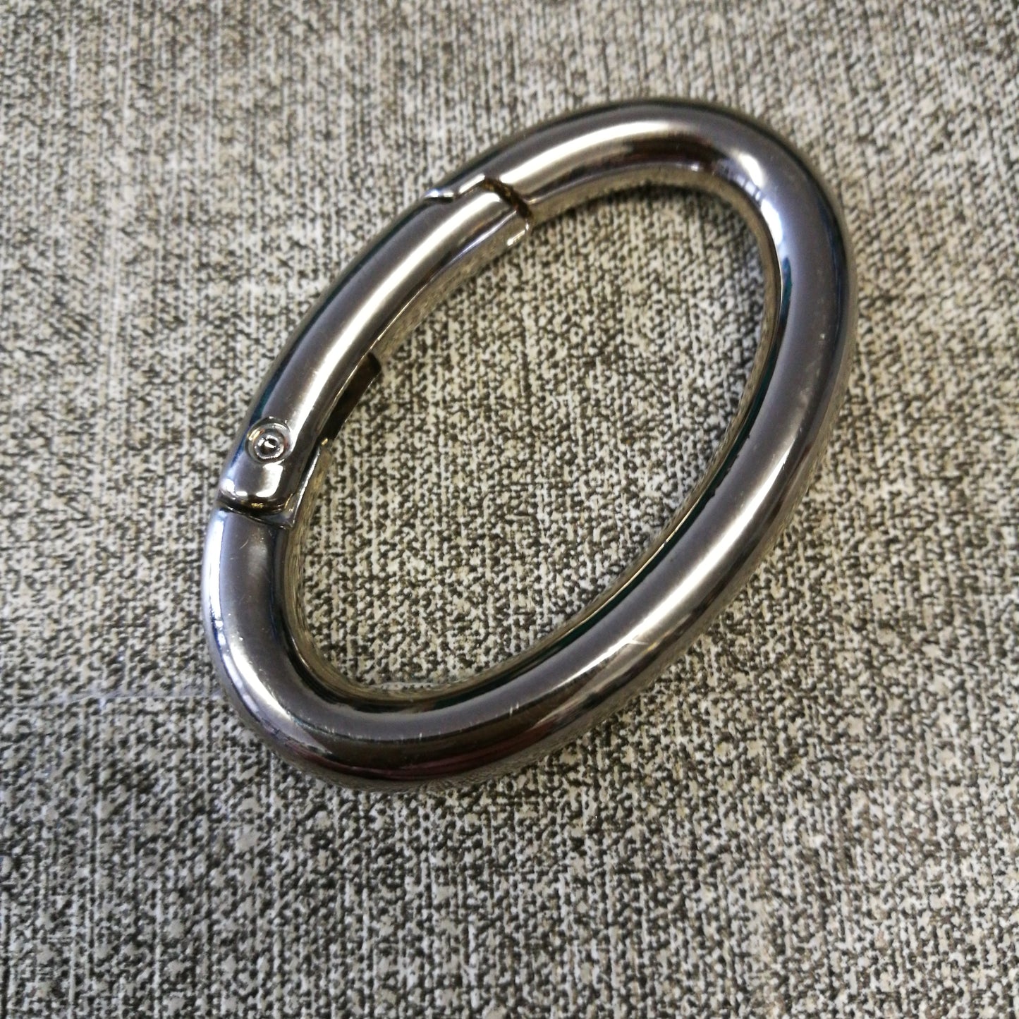 Oval carabiners