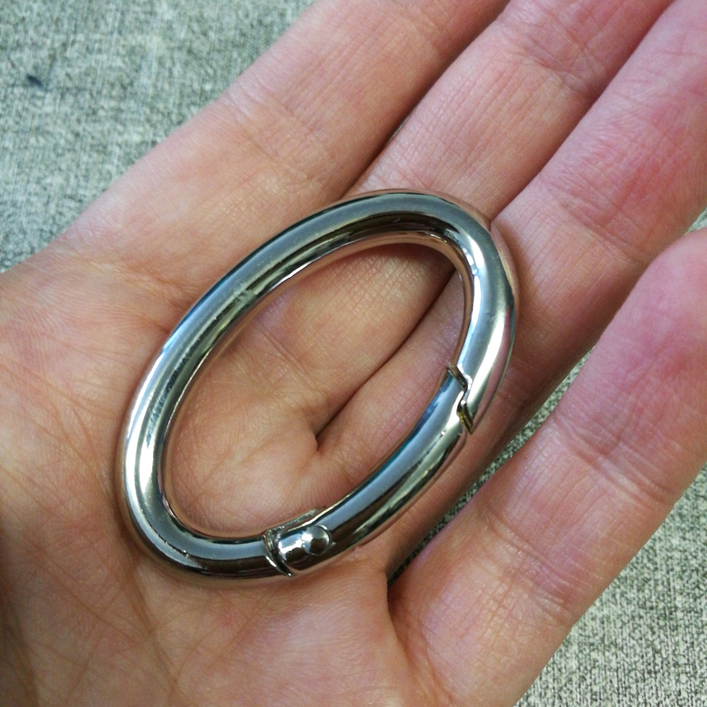 Oval carabiners